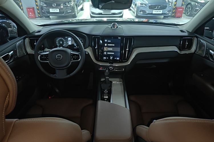 Used Volvo XC60 2020 T5 4x4 Smart Luxury Edition Center Console