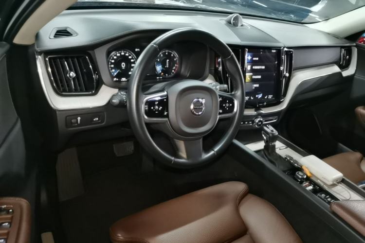 Used Volvo XC60 2020 T5 4x4 Smart Luxury Edition Center Console