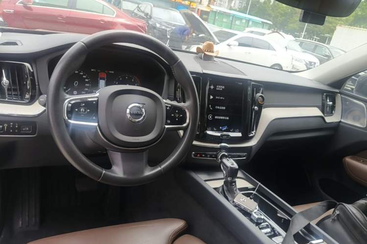 Used Volvo XC60 2020 T5 4x4 Smart Luxury Edition Center Console