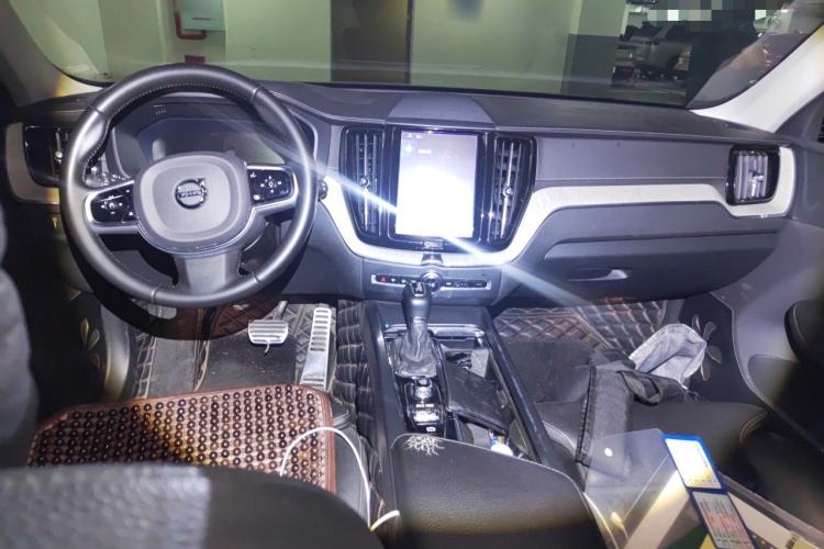 Used Volvo XC60 2020 T5 4x4 Smart Luxury Edition Center Console