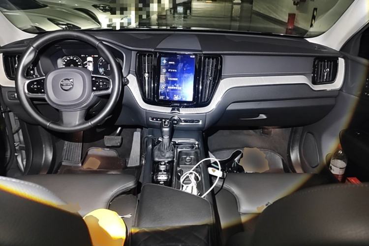 Used Volvo XC60 2020 T5 4x4 Smart Luxury Edition Center Console