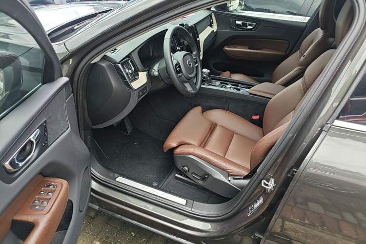 Used Volvo XC60 2020 T5 4x4 Smart Luxury Edition Driver Seat