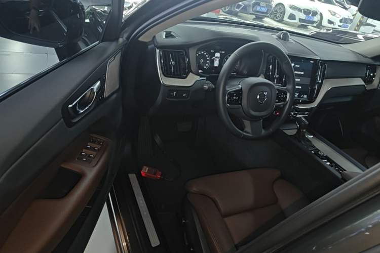 Used Volvo XC60 2020 T5 4x4 Smart Luxury Edition Driver Seat