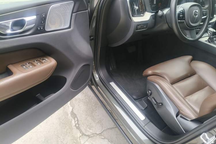 Used Volvo XC60 2020 T5 4x4 Smart Luxury Edition Driver Seat