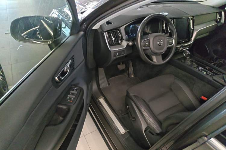 Used Volvo XC60 2020 T4 SmartDrive Luxury Edition Driver Seat