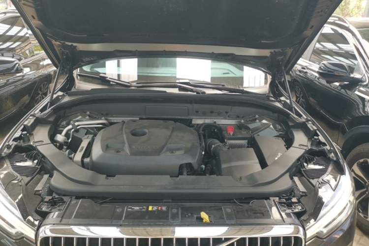 Used Volvo XC60 2020 T5 4x4 Smart Luxury Edition Engine Bay