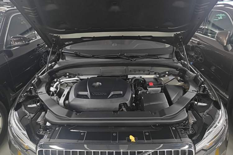 Used Volvo XC60 2020 T5 4x4 Smart Luxury Edition Engine Bay