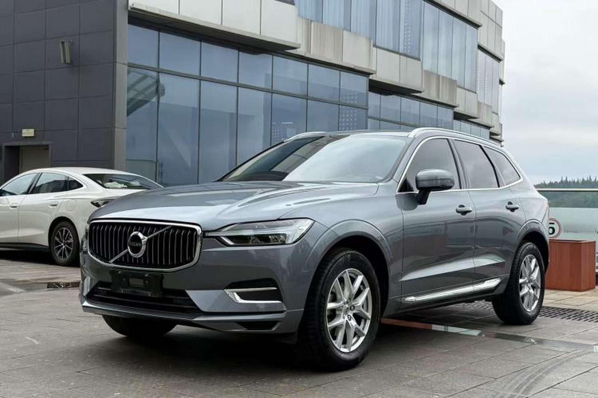 Used Volvo XC60 2020 T5 4x4 Zhiyi Luxury Edition Front Left 45 Deg