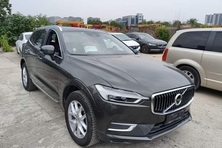 Used Volvo XC60 2020 T5 4x4 Zhiyi Luxury Edition Front Right 45 Deg