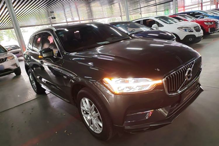 Used Volvo XC60 2020 T5 4x4 Zhiyi Luxury Edition Front Right 45 Deg