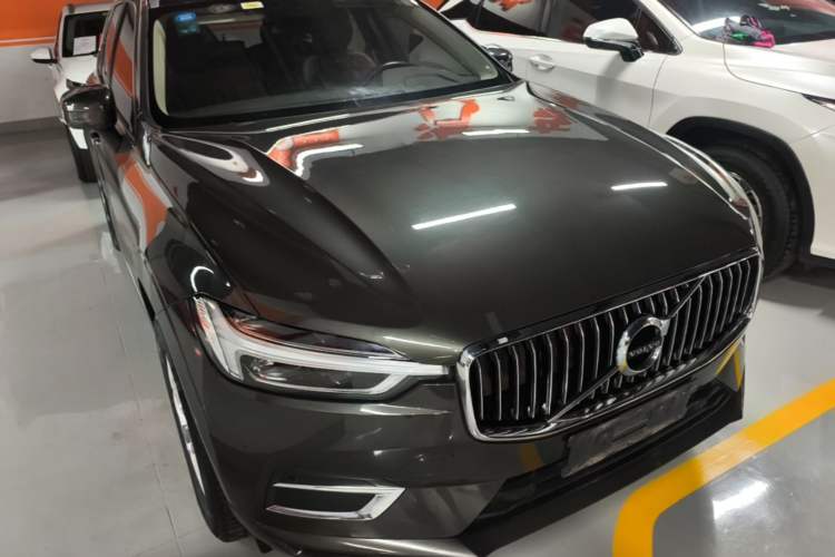 Used Volvo XC60 2020 T5 4x4 Zhiyi Luxury Edition Front Right 45 Deg