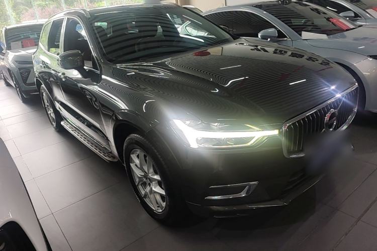 Used Volvo XC60 2020 T5 4x4 Zhiyi Luxury Edition Front Right 45 Deg