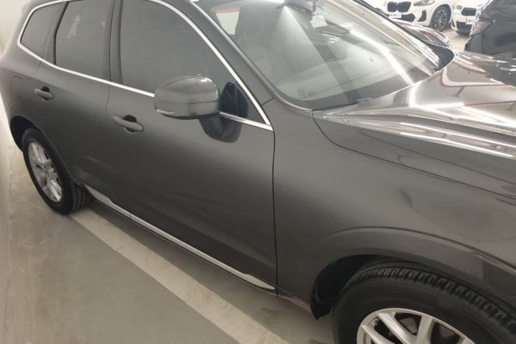 Used Volvo XC60 2020 T5 4x4 Zhiyi Luxury Edition Front Right 45 Deg