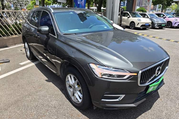 Used Volvo XC60 2020 T5 4x4 Zhiyi Luxury Edition Front Right 45 Deg