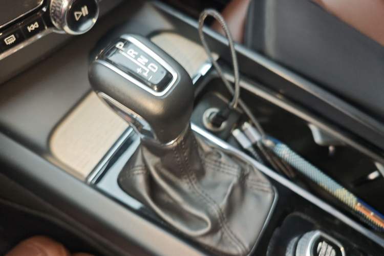 Used Volvo XC60 2020 T5 4x4 Zhiya Luxury Edition Gear Lever