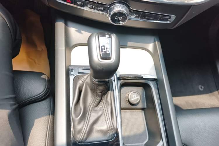 Used Volvo XC60 2020 T5 4x4 Smart Luxury Edition Gear Lever