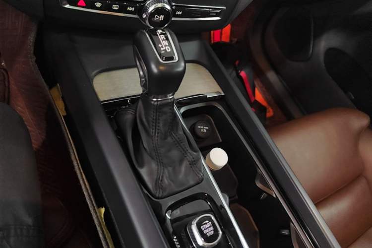 Used Volvo XC60 2020 T5 4x4 Smart Luxury Edition Gear Lever