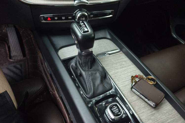 Used Volvo XC60 2020 T5 4x4 Smart Luxury Edition Gear Lever