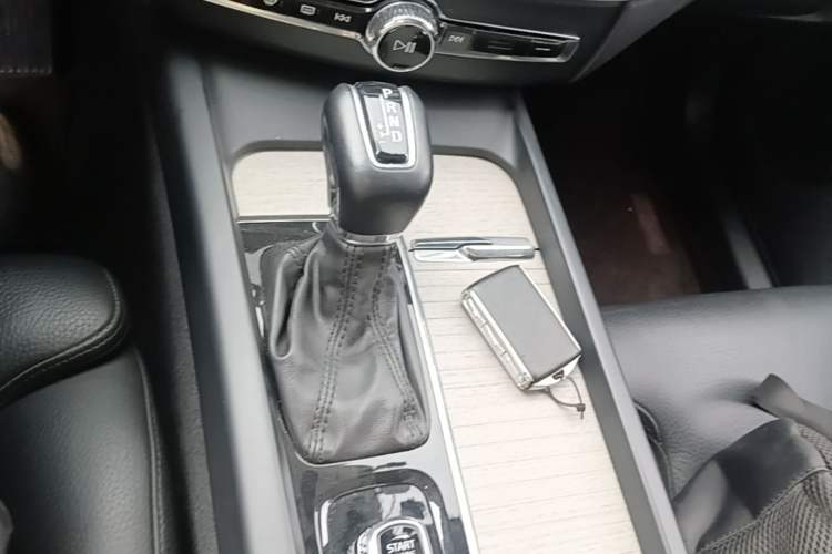 Used Volvo XC60 2020 T5 4x4 Smart Luxury Edition Gear Lever