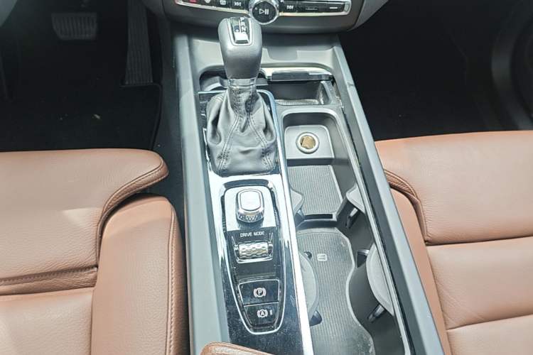 Used Volvo XC60 2020 T5 4x4 Smart Luxury Edition Gear Lever