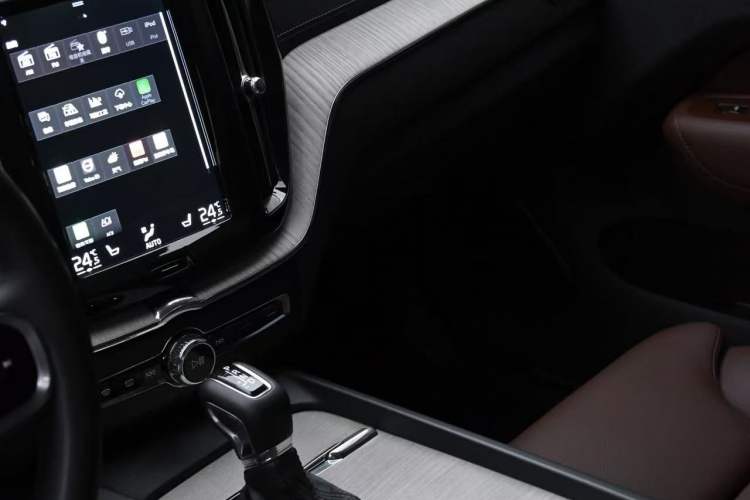 Used Volvo XC60 2020 T5 4x4 Smart Luxury Edition Gear Lever
