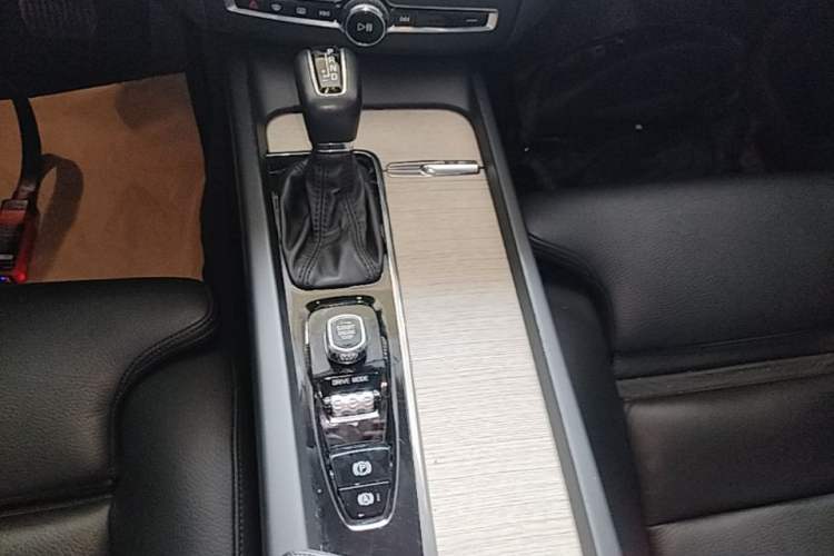 Used Volvo XC60 2020 T5 4x4 Smart Luxury Edition Gear Lever