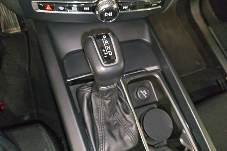 Used Volvo XC60 2020 T4 SmartDrive Luxury Edition Gear Lever