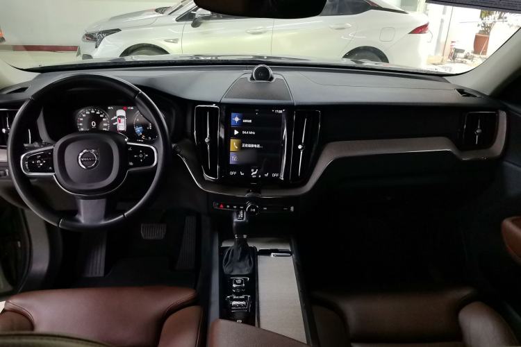 Used Volvo XC60 2020 T5 4x4 Smart Luxury Edition Interior 2