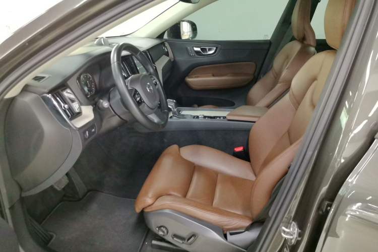 Used Volvo XC60 2020 T5 4x4 Smart Luxury Edition Interior 3