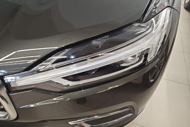 Used Volvo XC60 2020 T4 SmartDrive Luxury Edition Left Front Headlight