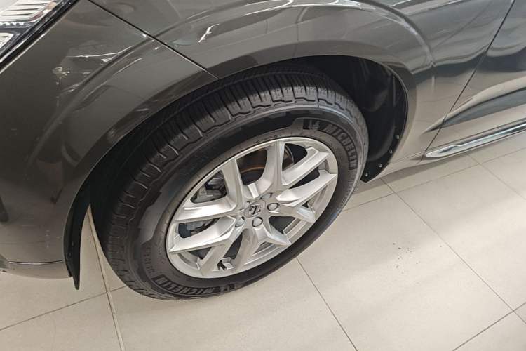 Used Volvo XC60 2020 T4 SmartDrive Luxury Edition Left Front Wheel Hub