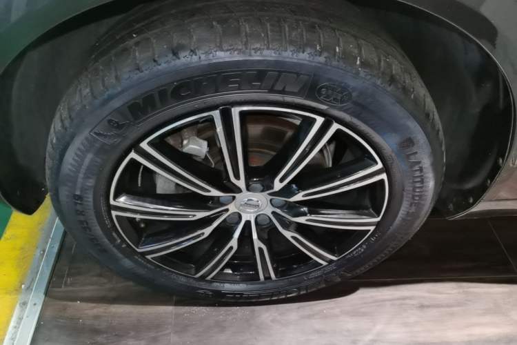 Used Volvo XC60 2020 T5 4x4 Zhiya Luxury Edition Left Front Wheel Hub