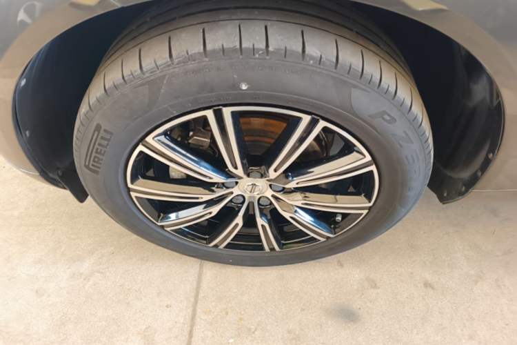 Used Volvo XC60 2020 T5 4x4 Smart Luxury Edition Left Front Wheel Hub