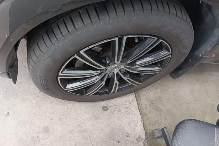 Used Volvo XC60 2020 T5 4x4 Smart Luxury Edition Left Front Wheel Hub