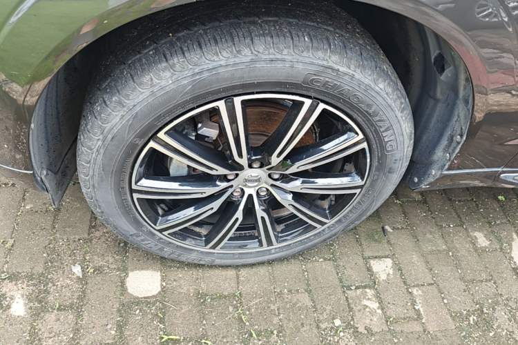 Used Volvo XC60 2020 T5 4x4 Smart Luxury Edition Left Front Wheel Hub