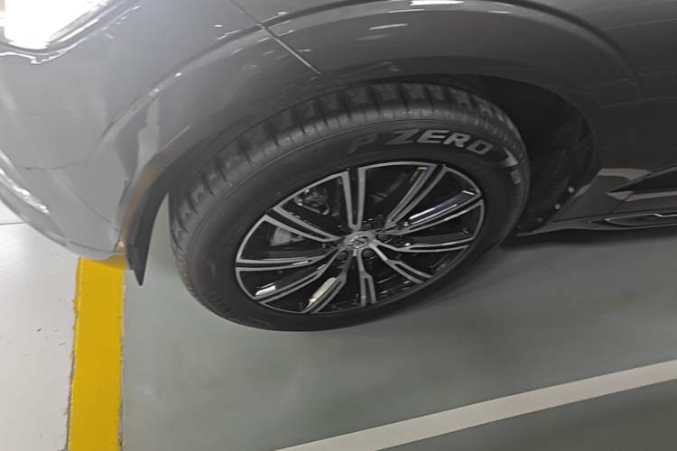 Used Volvo XC60 2020 T5 4x4 Smart Luxury Edition Left Front Wheel Hub