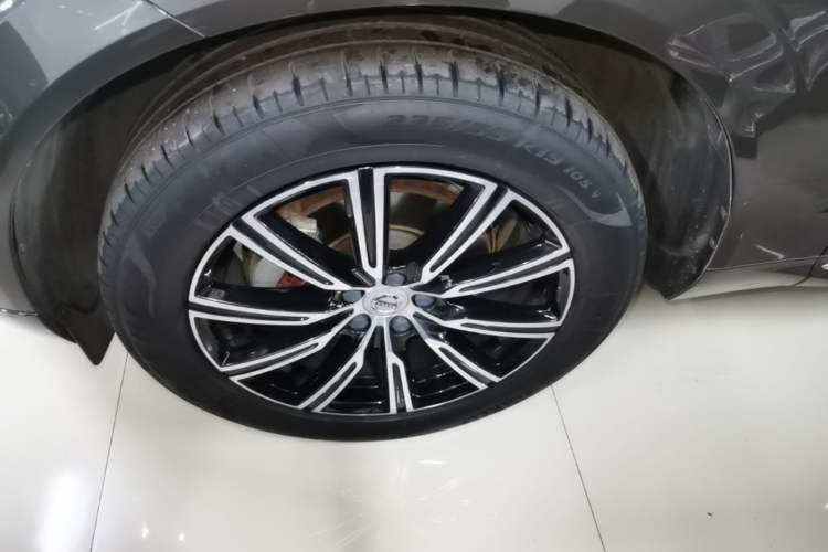 Used Volvo XC60 2020 T5 4x4 Smart Luxury Edition Left Front Wheel Hub