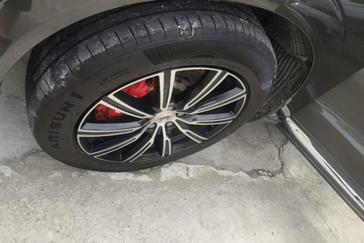 Used Volvo XC60 2020 T5 4x4 Smart Luxury Edition Left Front Wheel Hub