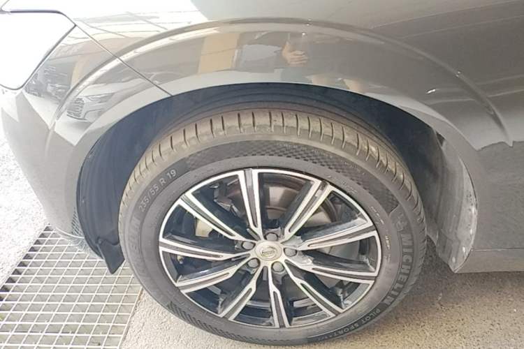 Used Volvo XC60 2020 T5 4x4 Smart Luxury Edition Left Front Wheel Hub