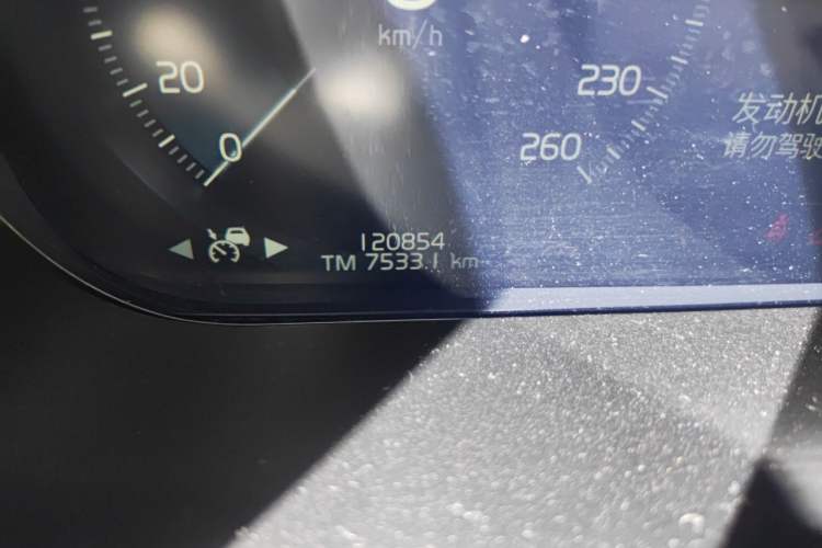 Used Volvo XC60 2020 T5 4x4 Smart Luxury Edition Odometer Close Up