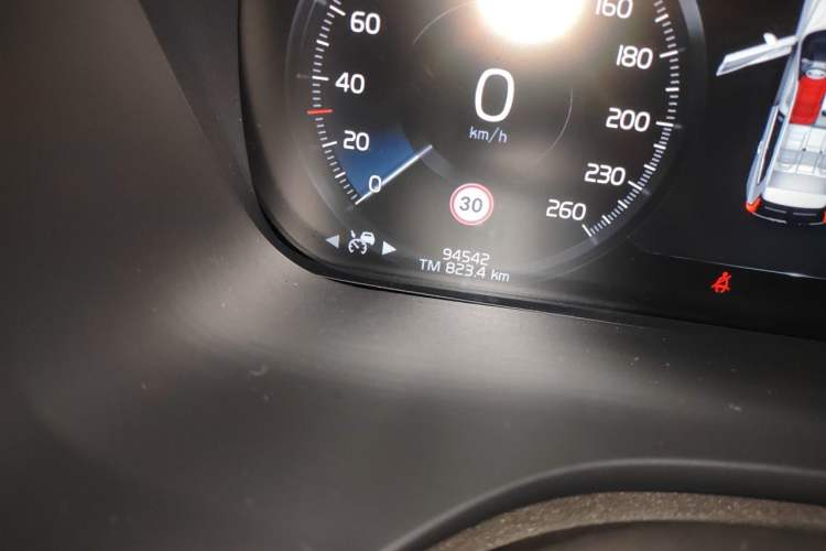 Used Volvo XC60 2020 T5 4x4 Smart Luxury Edition Odometer Close Up