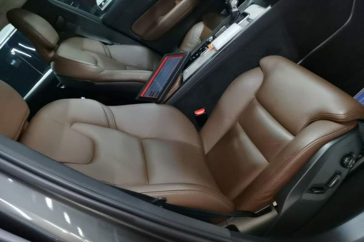 Used Volvo XC60 2020 T5 4x4 Smart Luxury Edition Right Front Seat