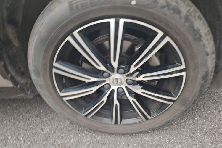 Used Volvo XC60 2020 T5 4x4 Smart Luxury Edition Right Front Wheel Hub