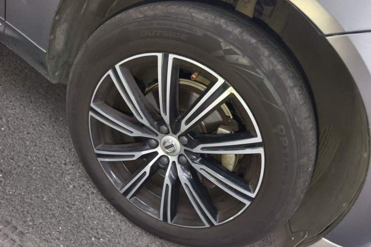 Used Volvo XC60 2020 T5 4x4 Smart Luxury Edition Right Front Wheel Hub