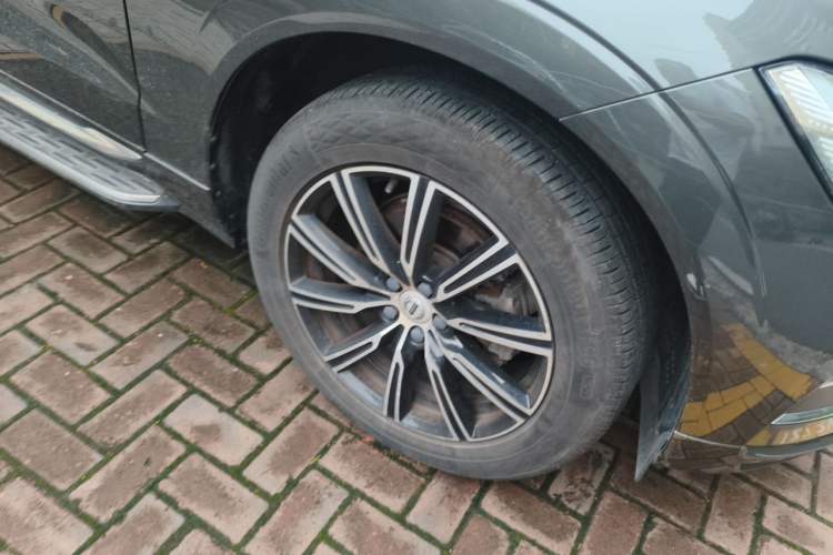 Used Volvo XC60 2020 T5 4x4 Smart Luxury Edition Right Front Wheel Hub