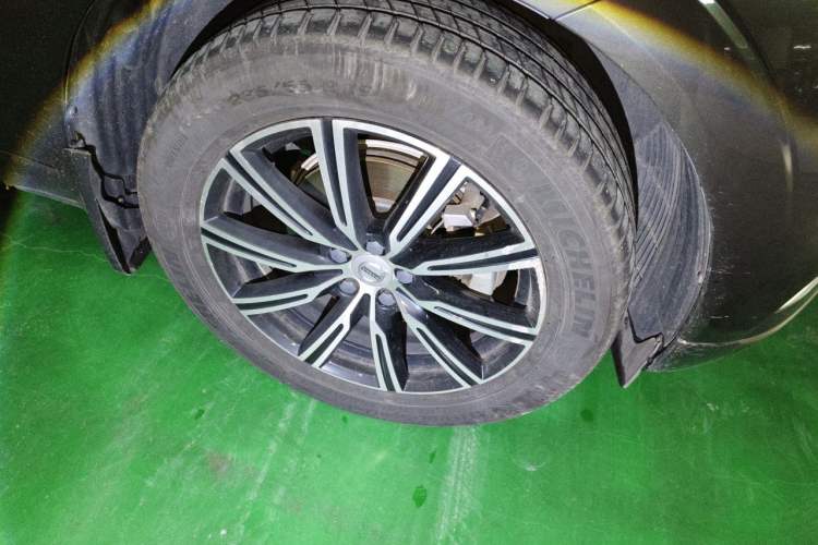 Used Volvo XC60 2020 T5 4x4 Smart Luxury Edition Right Front Wheel Hub