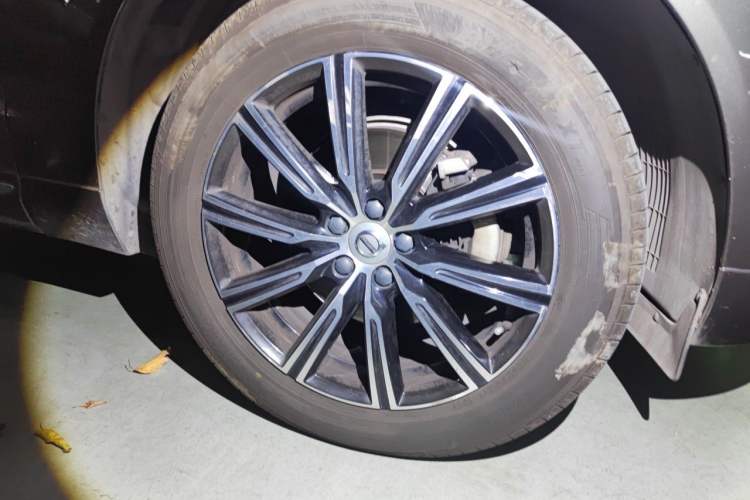 Used Volvo XC60 2020 T5 4x4 Smart Luxury Edition Right Front Wheel Hub