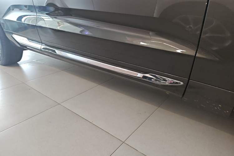 Used Volvo XC60 2020 T4 SmartDrive Luxury Edition Right Side Sill