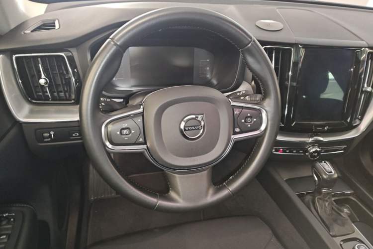 Used Volvo XC60 2020 T4 SmartDrive Luxury Edition Steering Wheel