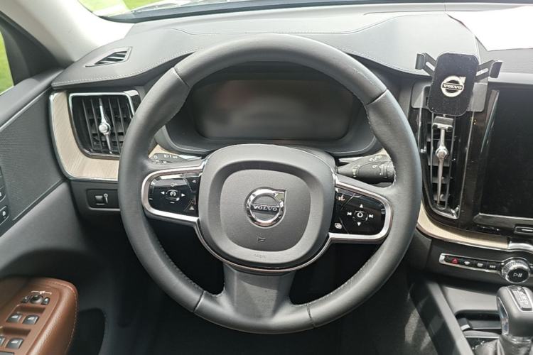Used Volvo XC60 2020 T5 4x4 Smart Luxury Edition Steering Wheel